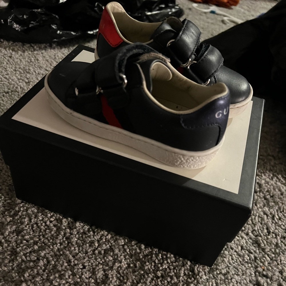 Size 21 that’s a 4 in baby/walker gently worn a few scratches at the bottom